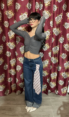 Magliette con drappeggio e brandelli e