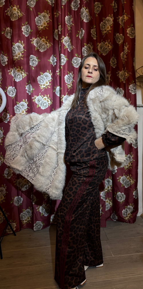 Mantella in pelliccia e pizzo