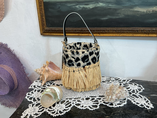 Borsa secchiello maculata con frange in rafia