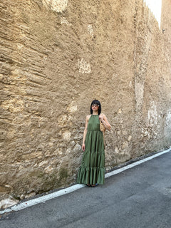 Maxi dress con balze e scollo all americana.