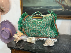 Borsa in rafia intrecciata con frange e dettagli in cuoio