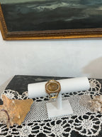 Bracciale rigido a fascia,in metallo dorato con finitura effetto bronzo,martellato e zigrinata
