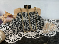 Borsa Clutch con dettagli in legno e catena dorata