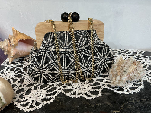 Borsa Clutch con dettagli in legno e catena dorata