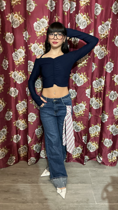 Magliette con drappeggio e brandelli e