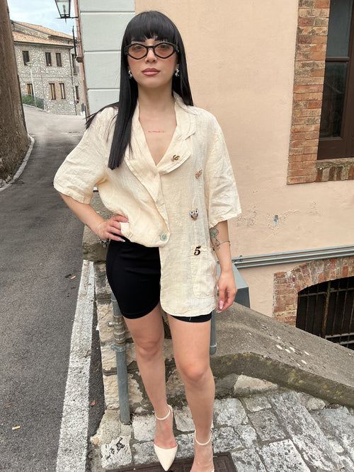 Camicia in lino con spille charm