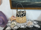 Borsa secchiello maculata con frange in rafia