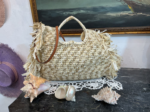 Borsa in rafia intrecciata con frange e dettagli in cuoio