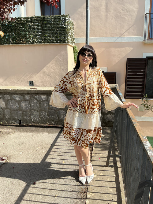 Abito con dettagli in pizzo macrame