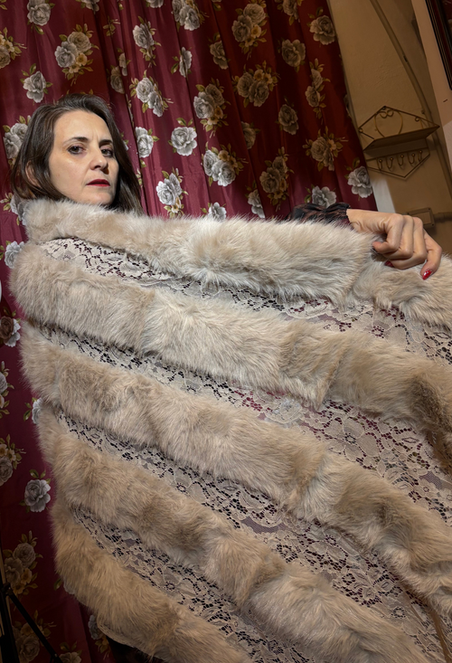 Mantella in pelliccia e pizzo