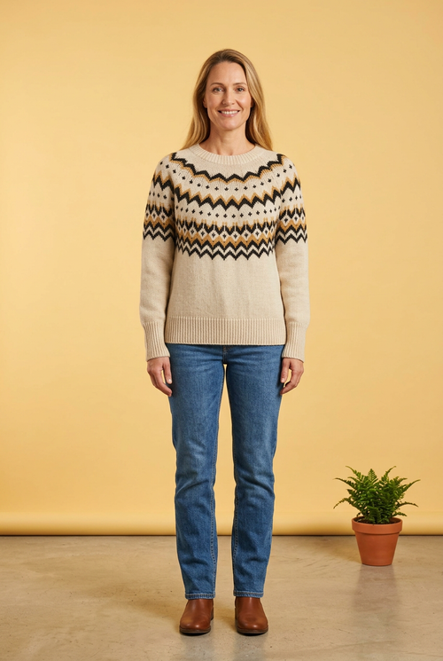 Donna dai capelli lunghi biondi con il maglione della foto e jeans, su sfondo giallo con una piantina verde al fianco